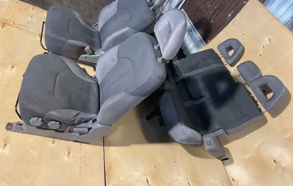 Mitsubishi Pajero Seat set 