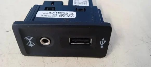 Volkswagen Golf VII AUX in-socket connector 5G0035222D 5Q0035724 5Q0035726C