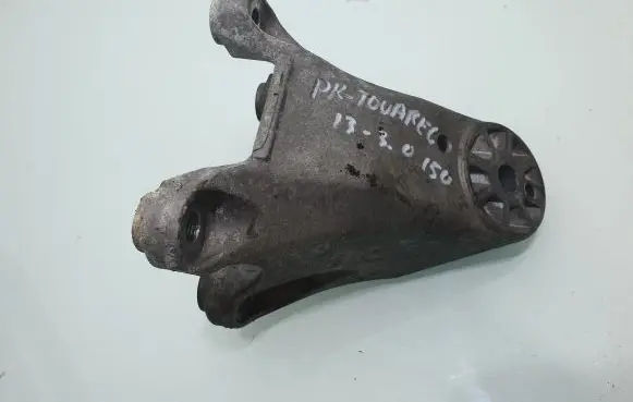 Volkswagen Touareg II Engine mounting bracket 7L8199307K