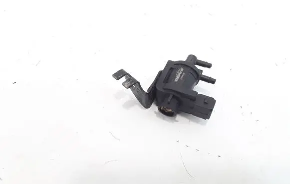 Volkswagen PASSAT B5.5 Vacuum valve 038131529H