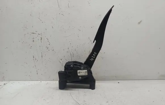 Accelerator throttle pedal