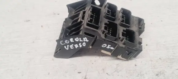 Toyota Corolla Verso AR10 Fuse module 8273405030