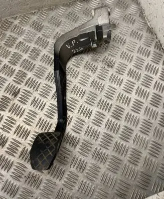 Volkswagen PASSAT B5.5 Clutch pedal 8D1721316G