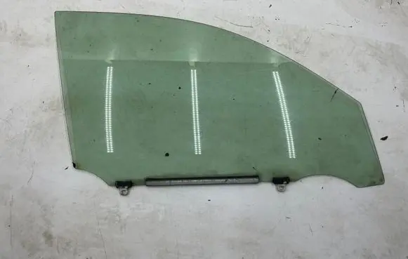 Toyota Avensis T250 Front door window glass four-door 