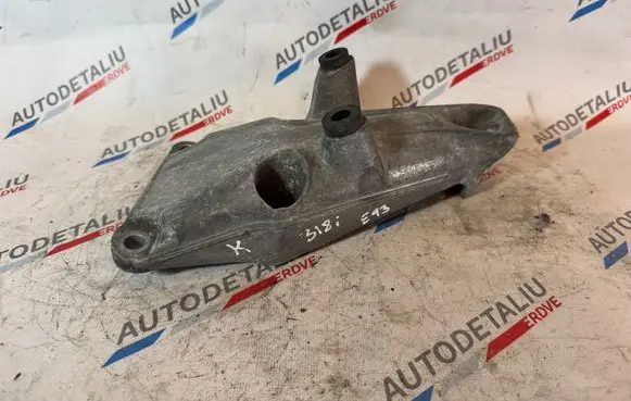 Engine mounting bracket