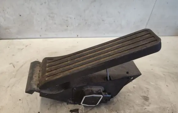 Mercedes-Benz C W204 Accelerator throttle pedal A2043000004