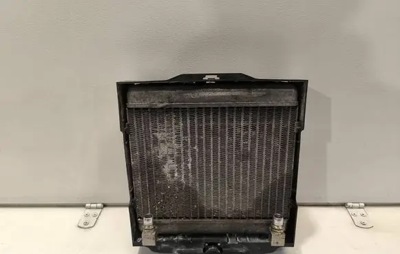 BMW 7 F01 F02 F03 F04 Engine oil radiator 7572542 P8413002