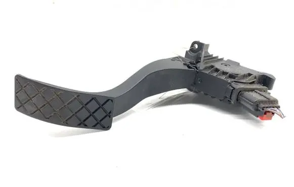 Accelerator throttle pedal