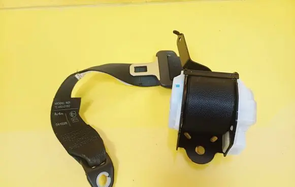 Toyota Avensis T250 Rear seatbelt 7336005101