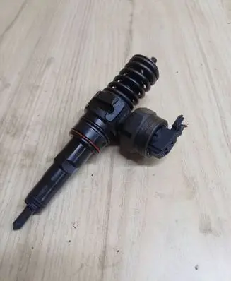 Volkswagen Sharan Fuel injector 038130073H