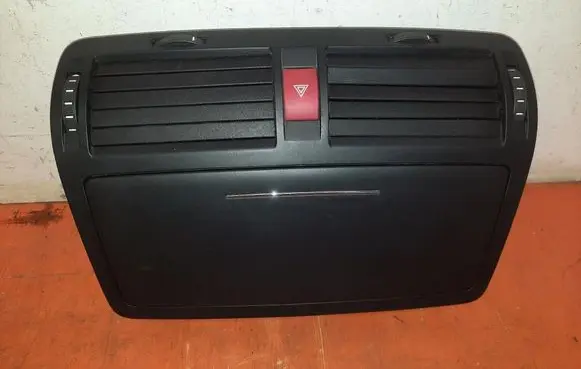 Skoda Octavia Mk2 (1Z) Dash center air vent grill 1Z0820951