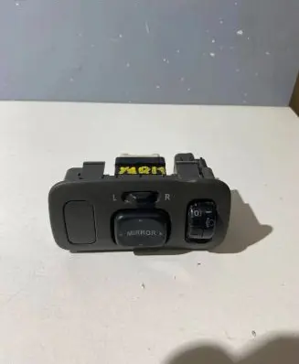 Toyota Yaris Wing mirror switch 289B04
