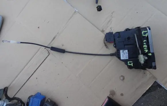 Opel Corsa D Rear door lock 13258265