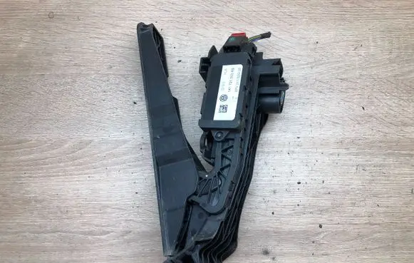 Volkswagen PASSAT B7 Accelerator throttle pedal 1K1723503AS