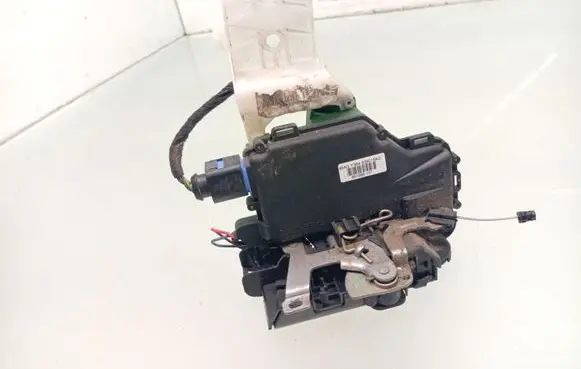 Volkswagen Polo Rear door lock 3B4839015AG