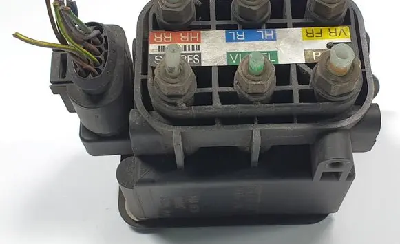 Opel Vectra C Air suspension valve block A2123200358