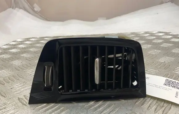 Volvo XC90 Dash center air vent grill 31651282