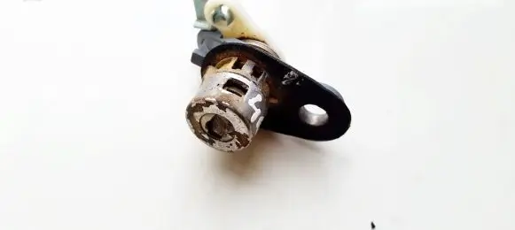 Honda HR-V Front door lock (next to the handle) 