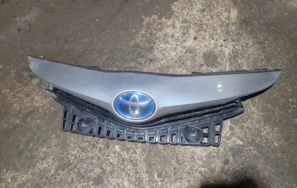 Toyota Prius+ (ZVW40) Front bumper upper radiator grill 5311147050