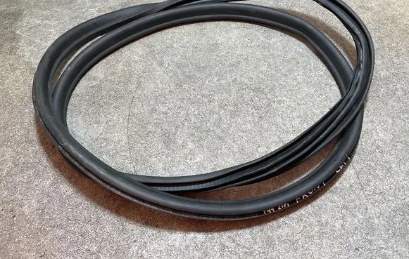 BMW 2 F44 Front door rubber seal 7483095