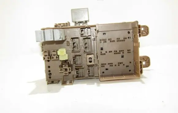 Toyota Corolla E120 E130 Fuse module 8264102040