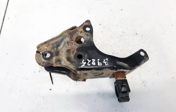 Nissan Micra Engine mounting bracket