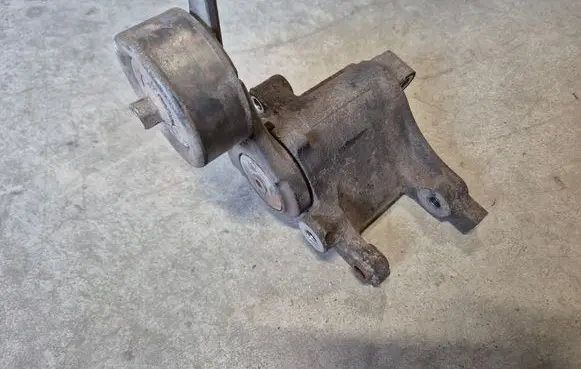 Toyota Hilux (AN10, AN20, AN30) Alternator belt tensioner 