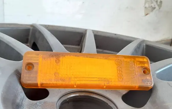 Volkswagen Golf II Front bumper turn signal 32728R6