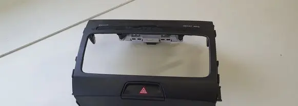 KIA Sportage Radio/GPS head unit trim 