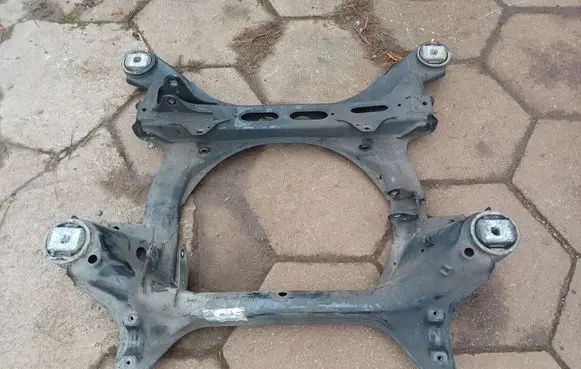 Volkswagen Touareg I Front subframe 7L0400025
