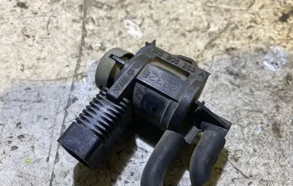 Volkswagen Golf VI Turbo solenoid valve 1K0906283A
