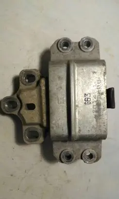 Volkswagen PASSAT B6 Engine mount bracket 3C0199555