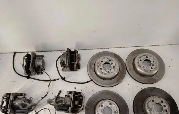 BMW 5 G30 G31 G38 Brake discs and calipers set 6860907