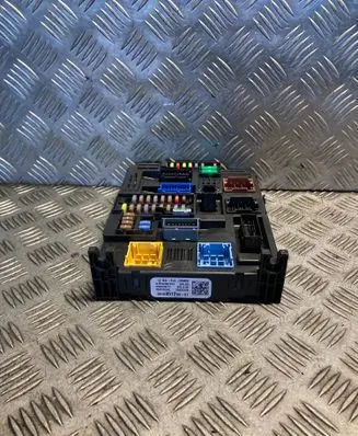 Opel Crossland X Fuse module 9819851280