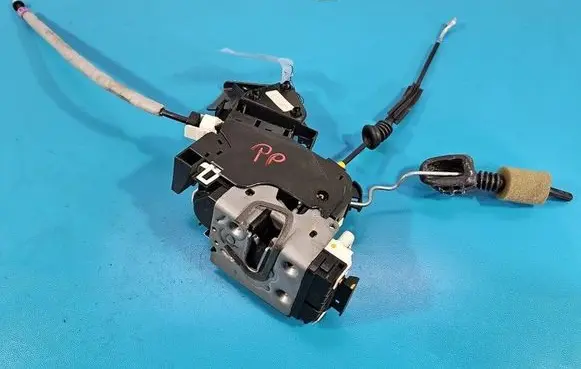 Mercedes-Benz C W204 Front door lock A2047232808 IMPRK1613079