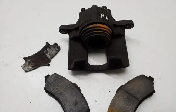 Chrysler Town & Country V Front brake caliper 16018401