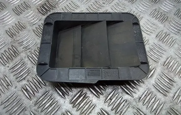 Quarter panel pressure vent