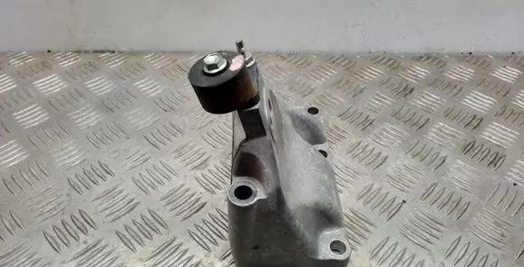 Lexus LS 460 - 600H Engine mounting bracket