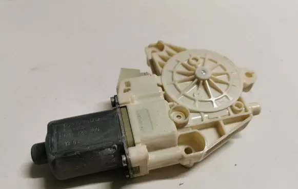 Mercedes-Benz E W212 Front door window regulator motor A2129066702