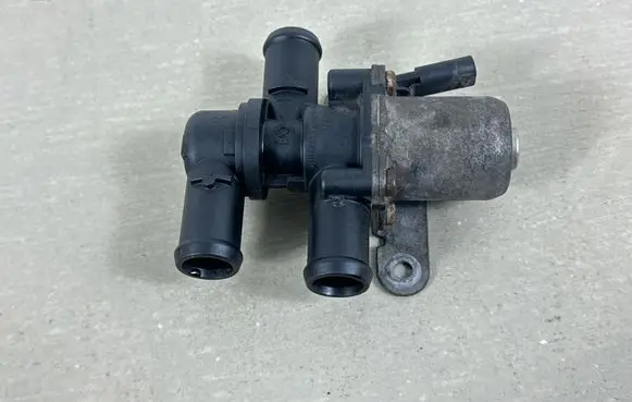 Volkswagen PASSAT B8 Coolant heater control valve 5Q0906457C