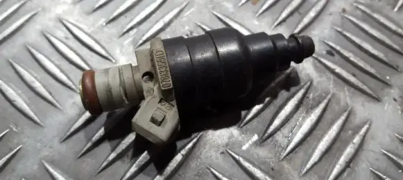Audi A4 S4 B5 8D Fuel injector 078133551d