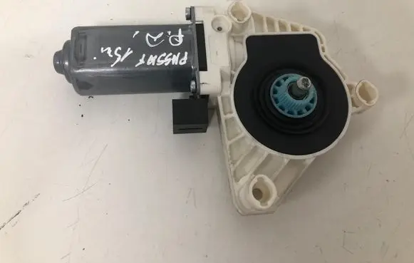 Volkswagen PASSAT B8 Front door window regulator motor 5Q4959802B