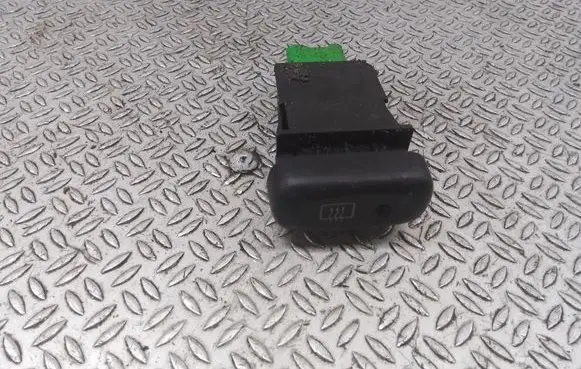 Suzuki Ignis Windscreen/window heater switch