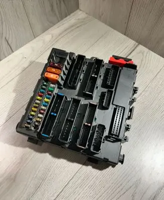 Opel Vectra C Fuse module 13112912 00121308 519047021