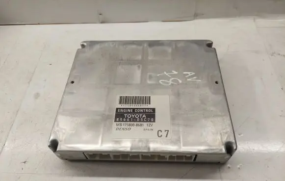 Toyota Avensis T250 Engine control unit/module 1758008681 8966105C70