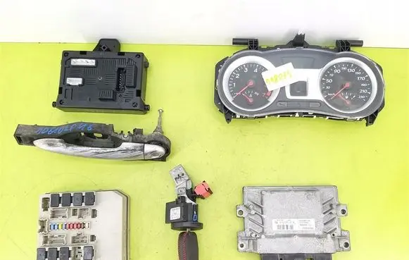 Renault Clio III Engine ECU kit and lock set 8200820999B