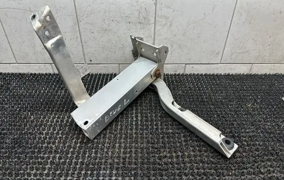 BMW 6 F12 F13 Radiator mount bracket 7186513 7207151 7211161