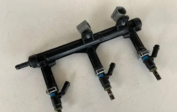Audi Q7 4M Fuel distributor 06E133682C 06E906031A