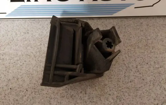 Radiator mount bracket