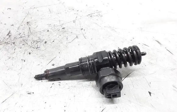 Volkswagen PASSAT B5 Fuel injector 038130073F